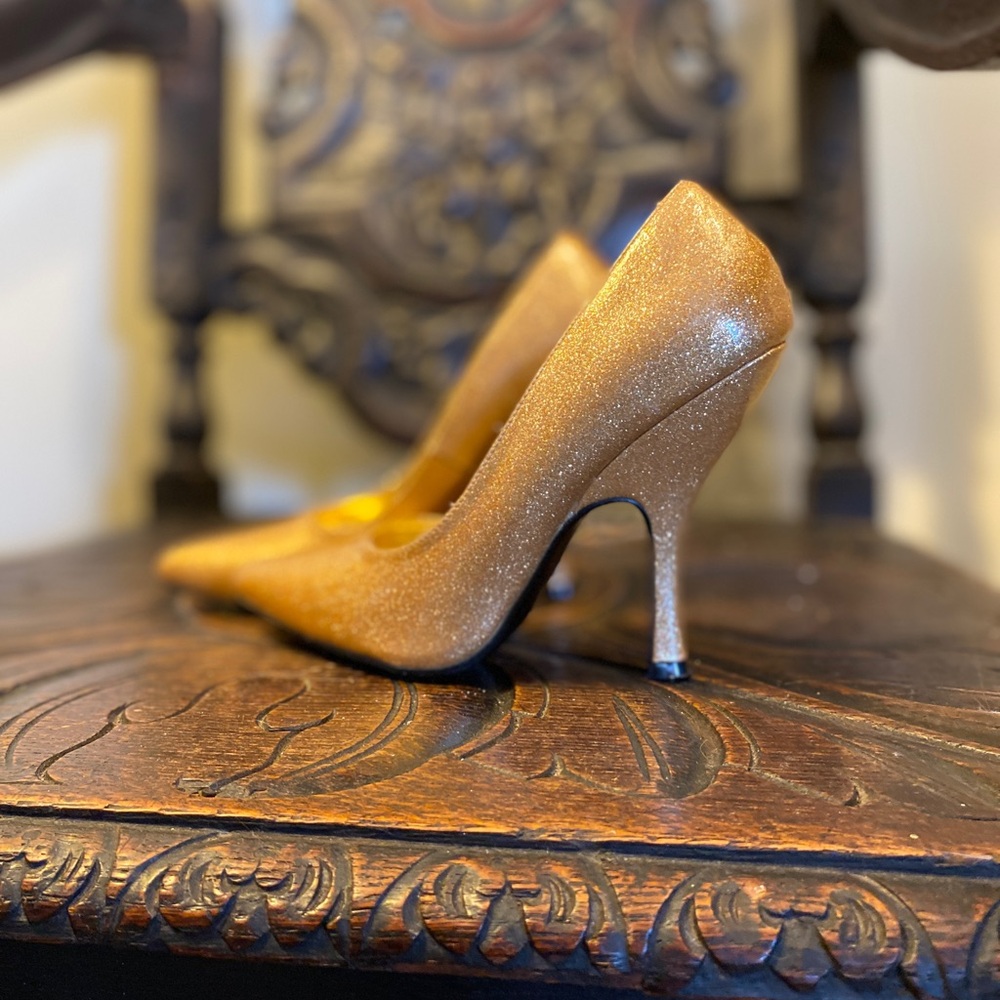 Retro, Pinup Couture Sparkling Gold Heels. Meowww.